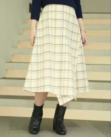 투모로우랜드 체크 무늬 플레어 스커트