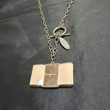 Ferragamo 리본 모티브 목걸이