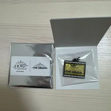 Mr.s Green Apple 미세스 메탈 참 로고