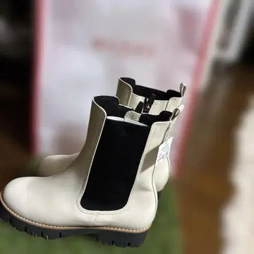 크림색 사이드 고어 부츠 가죽 부츠