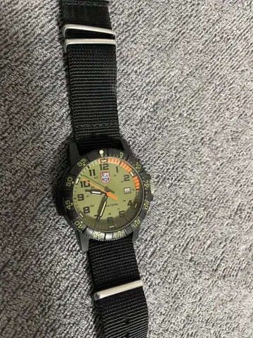 LUMINOX 올리브 그린 아날로그 시계