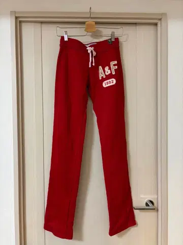 A&F 빨간색 조거 팬츠