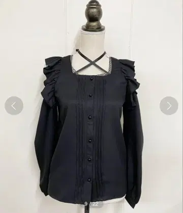 MA*RS 어깨 트임 새틴 리본 크로스 블라우스 블랙 MARS