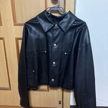 ZARA 블랙 숏 인조 가죽 자켓