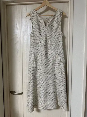 슬리브리스 무릎 기장 원피스 화이트 계열 체크 무늬