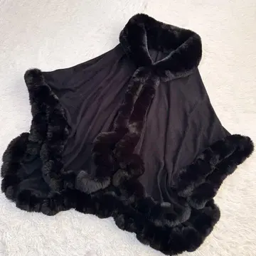 볼륨 퍼가 달린 니트 케이프 롱 기장 코트 블랙 엘레강스