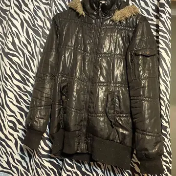 블랙 퍼 후드 다운 자켓