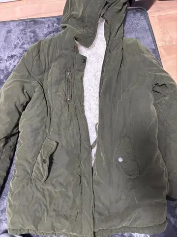 올리브 그린 후드 부착 코트