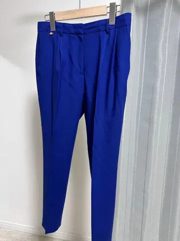 파란색 플리츠 슬랙스