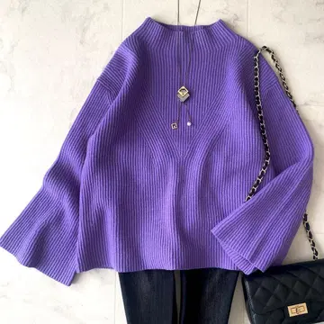 새상품급. 정가 2.4만 마르티니크 보틀넥 니트 리브 플레어 슬리브