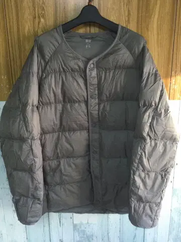 UNIQLO 리사이클 릴랙스 노카라 다운 XL 사이즈 올리브