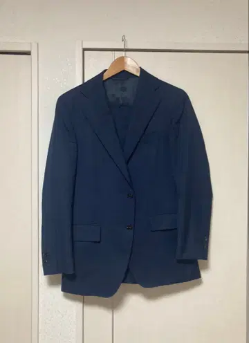 유니버설 랭귀지 다크 네이비 계열 심플한 수트