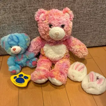 곰 봉제 인형과 토끼 슬리퍼 브러쉬