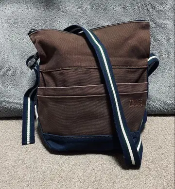 캠퍼 숄더백 브라운/네이비/짙은 녹색/화이트 콤비네이션