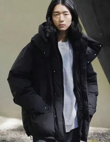 블랙 후드 부착 다운 자켓