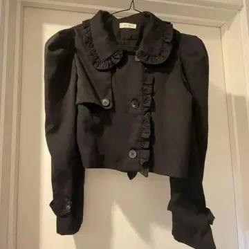 트렌치코트풍 프릴 상의 블랙