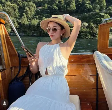 셰리에 컷 아웃 원피스 화이트