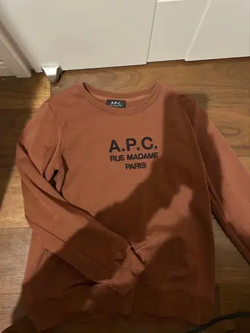 A.P.C. 브라운 로고 트레이닝복