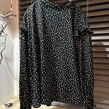 도트 무늬 긴팔 셔츠 & JAL 퍼스트 클래스 기내 사용 파우치입니다.