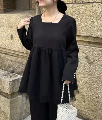 프로즈베일 스퀘어 V넥 밑단 튤 페플럼 블라우스 블랙