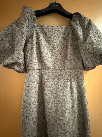 플라워 프린트 베이지 퍼프 슬리브 원피스