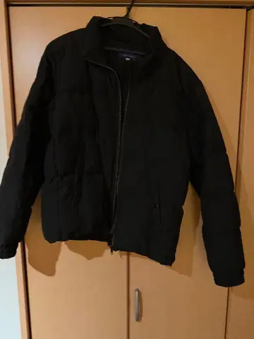 블랙 다운 자켓 내 포켓 부착