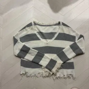 GYDA 스트라이프 V넥 니트