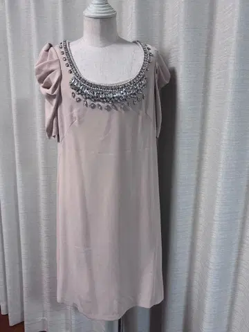 비쥬가 달린 베이지 원피스