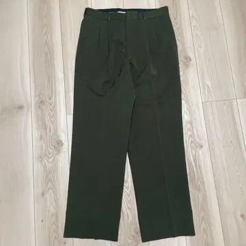 올리브 그린 투 턱 슬랙스