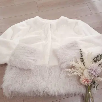 새상품 인기 라스트 1점 화이트 노카라 퍼 자켓