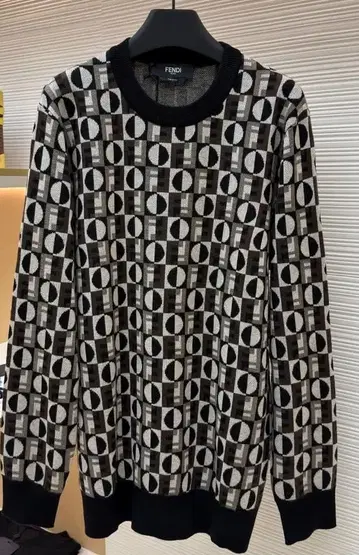 [ 새상품급 ] 기하학 패턴 니트 스웨터 긴팔