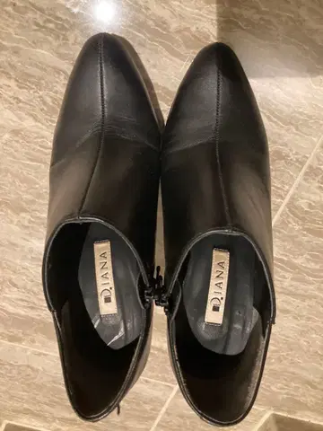 DIANA 블랙 부티 하이힐