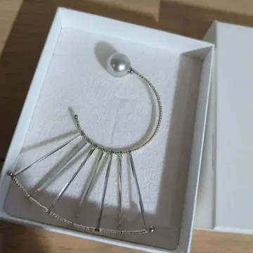 H.P. FRANCE 프릴 한쪽 귀걸이