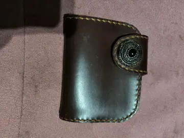 다크 브라운 버튼 달린 컴팩트 지갑