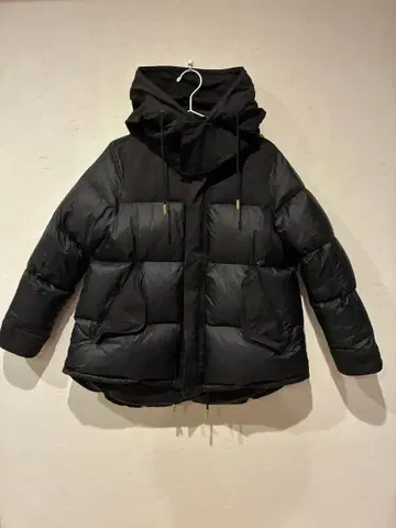 THE RERACS 블랙 다운 자켓