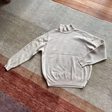 새상품급 스튜디오 클립 소매 레이스 스웨터 아이보리 색상