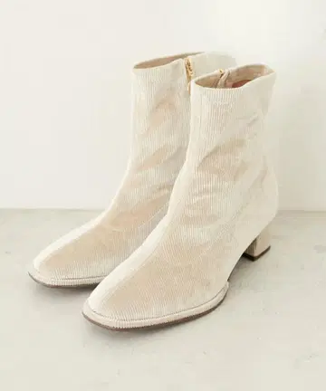 내추럴 쿠튀르 커버드 피스 힐 부츠