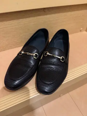 바니스 뉴욕 블랙 가죽 악어 무늬 로퍼