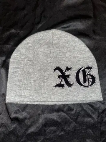 그레이 자수 로고 니트 모자