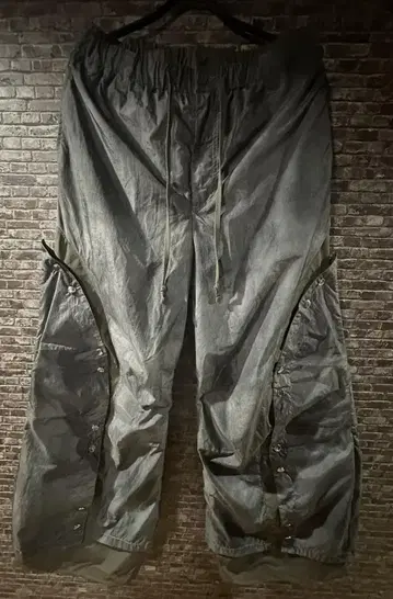 GRANCY 버튼 레이어드 디자인 나일론 팬츠