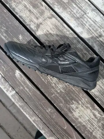 엄브로 액세서레이터 트레이닝화 올 블랙 넓은 폭