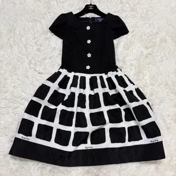 [ 새상품급 ] 엠즈 그레이시 절개 원피스 큐빅 로고 플라워 버튼