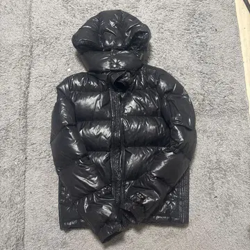 블랙 후드 부착 다운 자켓