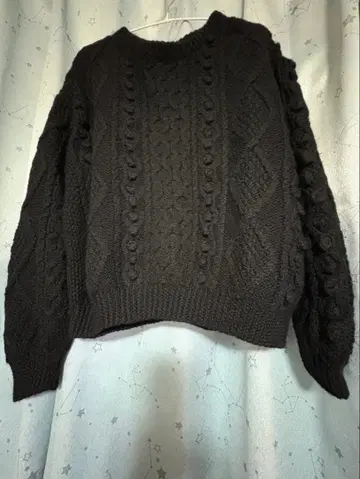 울 100% 블랙 케이블 니트 스웨터