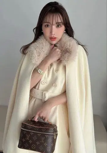 퍼가 달린 케이프 코트