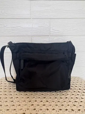 마가렛호웰 나일론 블랙 숄더백