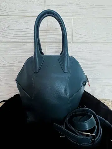 다크 블루 가죽 핸드백