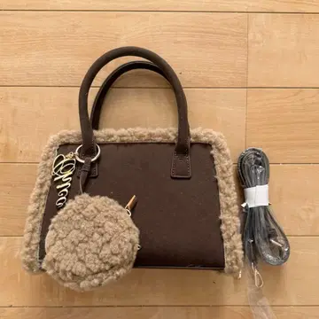 Chico 로고 참 포함 스웨이드 무스탕 백