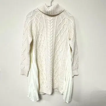 머큐리 듀오 사이드 플리츠 하이넥 니트 원피스 화이트