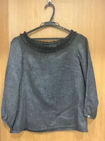 즉시 구매 가능 그레이 프릴 5부 소매 블라우스 S 제이슬로우